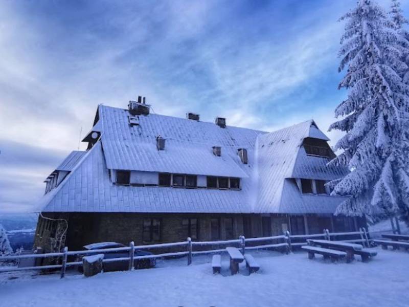 Schronisko PTTK na Przehybie w Beskidzie Sądeckim
